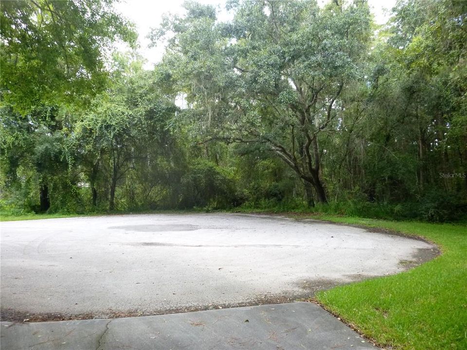 待售: $425,000 (1.24 acres)