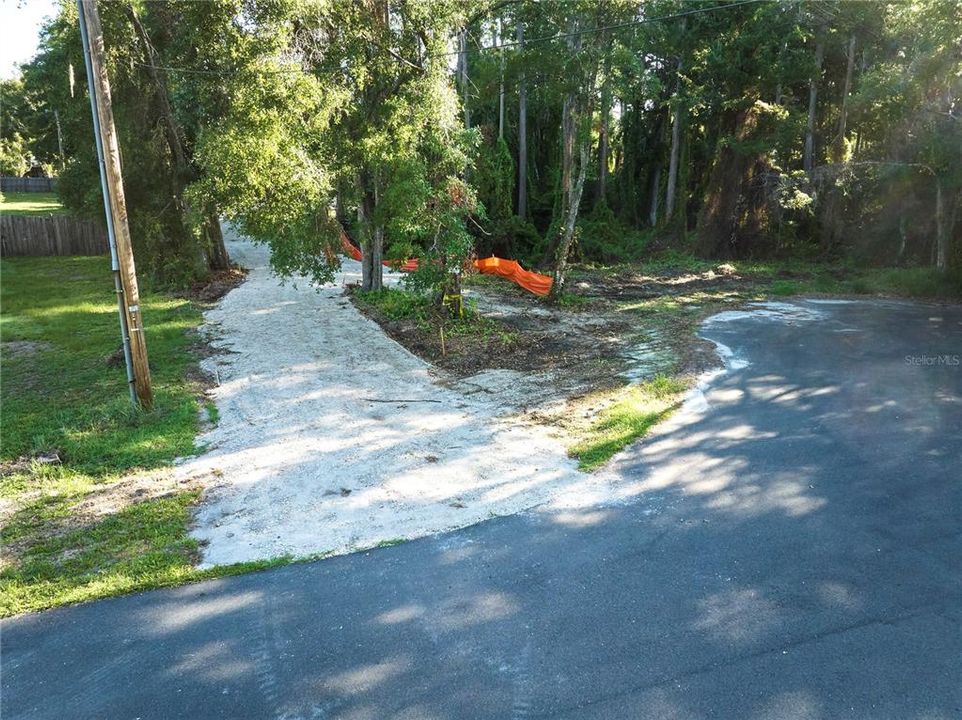待售: $425,000 (1.24 acres)