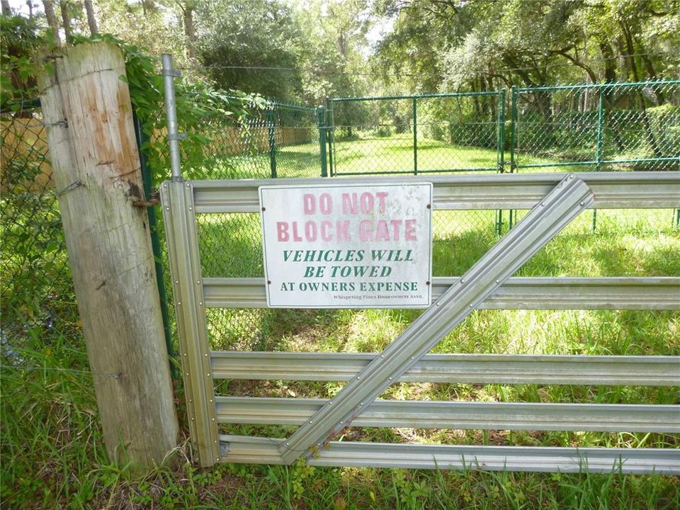 待售: $425,000 (1.24 acres)
