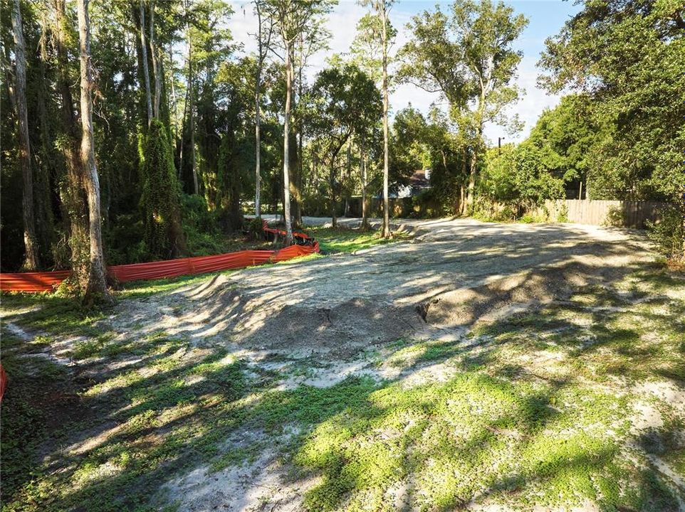 待售: $425,000 (1.24 acres)