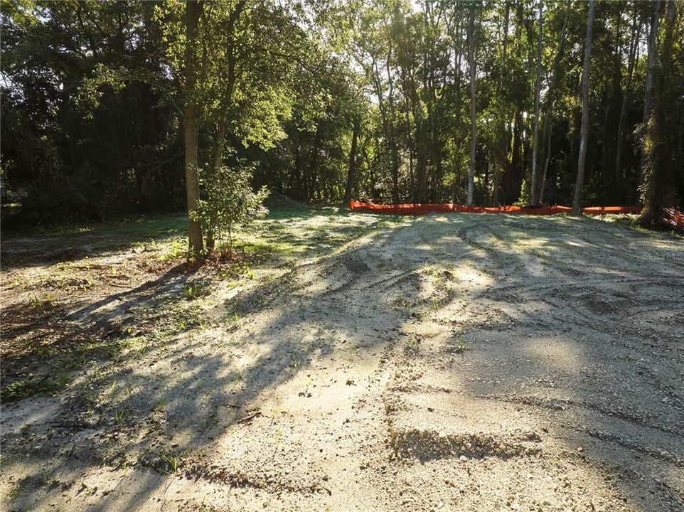 待售: $425,000 (1.24 acres)