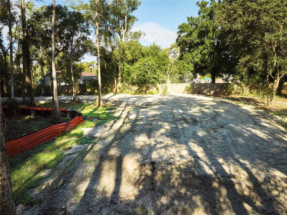 待售: $425,000 (1.24 acres)