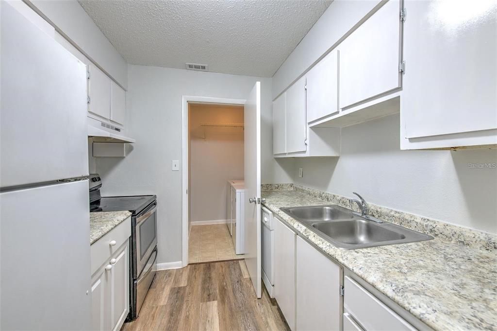 For Sale: $165,000 (2 beds, 2 baths, 1132 Square Feet)
