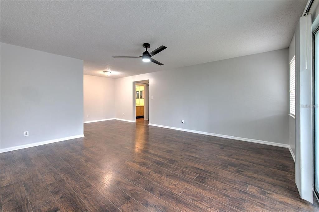 For Sale: $165,000 (2 beds, 2 baths, 1132 Square Feet)
