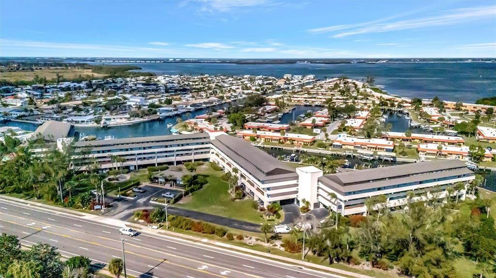 Active With Contract: $2,500 (2 beds, 2 baths, 1388 Square Feet)