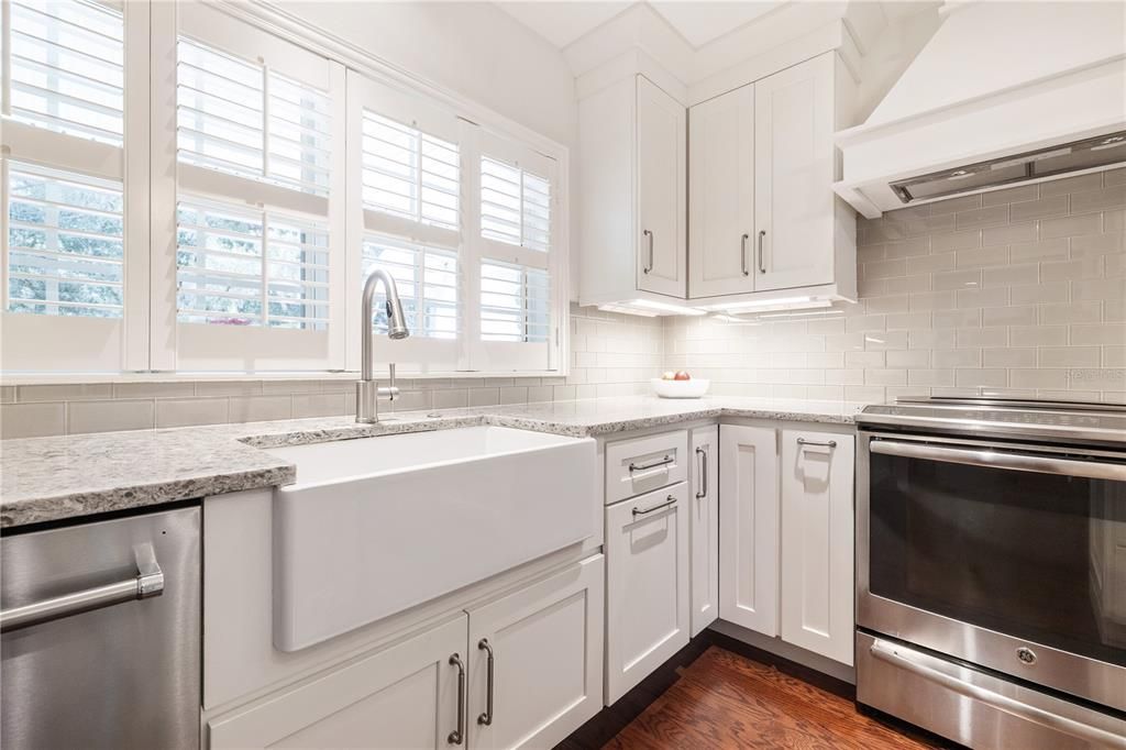 Active With Contract: $699,000 (2 beds, 2 baths, 1582 Square Feet)