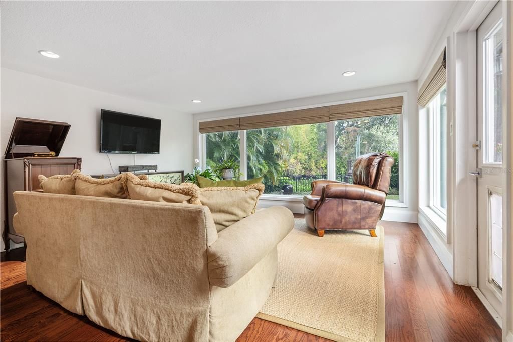 Active With Contract: $699,000 (2 beds, 2 baths, 1582 Square Feet)