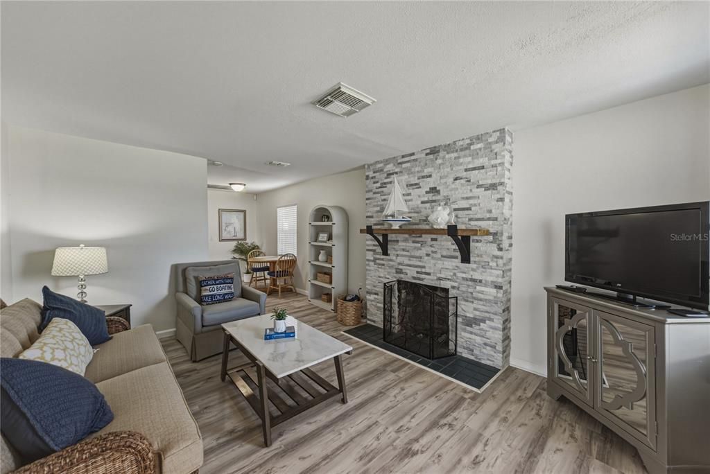 For Sale: $395,000 (2 beds, 1 baths, 1479 Square Feet)