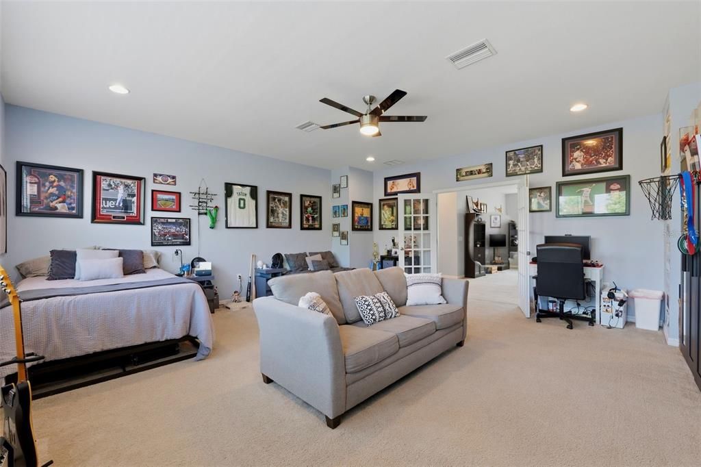 For Sale: $899,000 (5 beds, 4 baths, 4044 Square Feet)