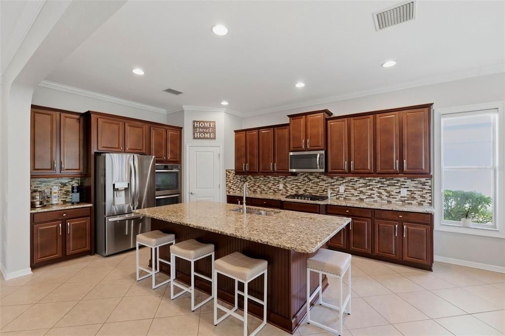 For Sale: $899,000 (5 beds, 4 baths, 4044 Square Feet)