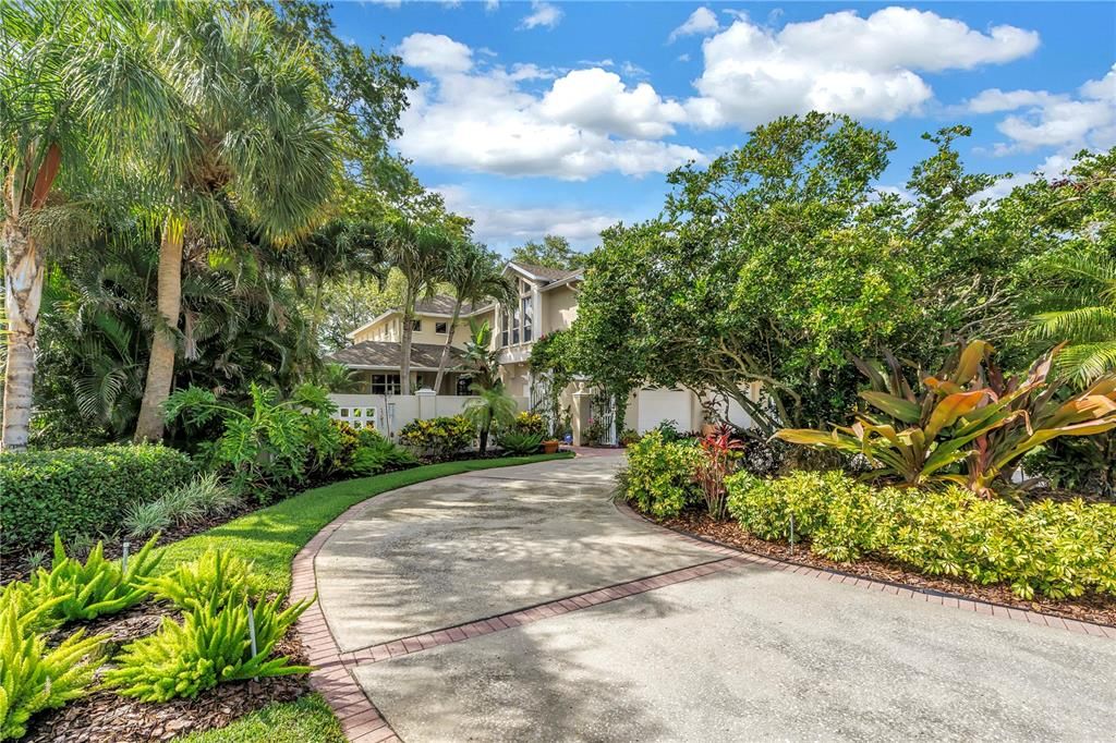 For Sale: $1,300,000 (4 beds, 2 baths, 3462 Square Feet)