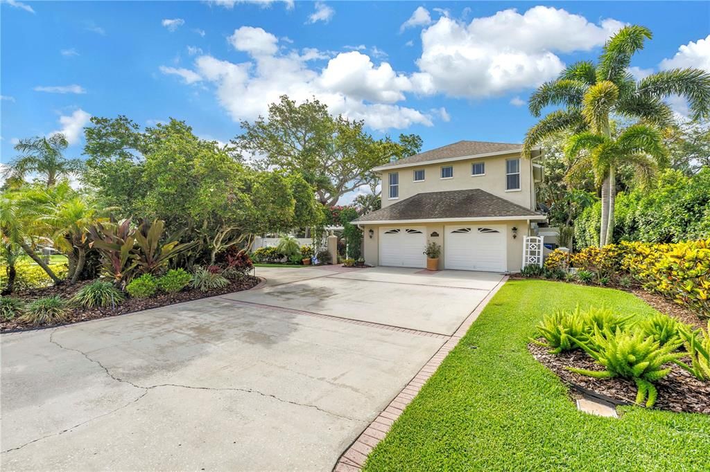 For Sale: $1,300,000 (4 beds, 2 baths, 3462 Square Feet)