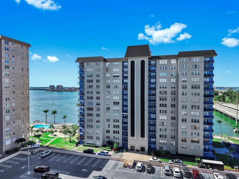 На продажу: $235,000 (2 спален, 2 ванн, 1175 Квадратных фут)