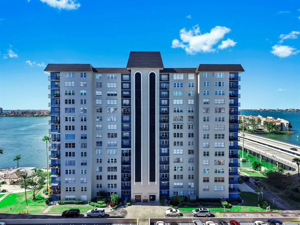 На продажу: $235,000 (2 спален, 2 ванн, 1175 Квадратных фут)