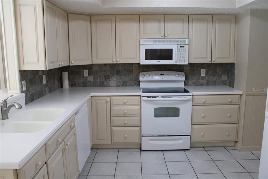 For Rent: $3,195 (4 beds, 2 baths, 2031 Square Feet)