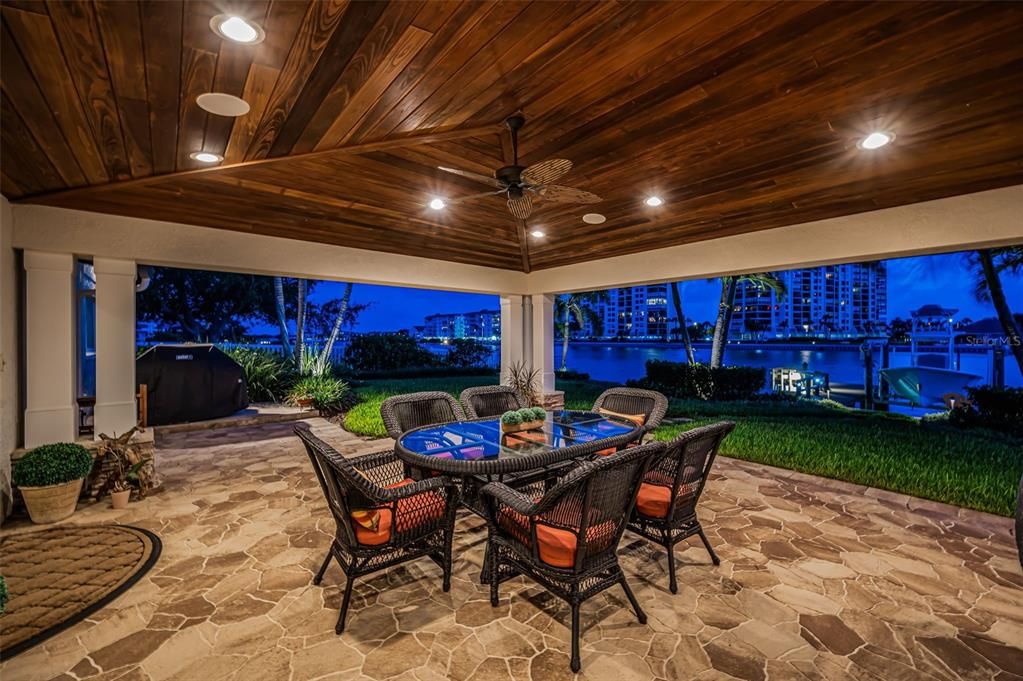 En Venta: $1,795,000 (3 camas, 2 baños, 2421 Pies cuadrados)