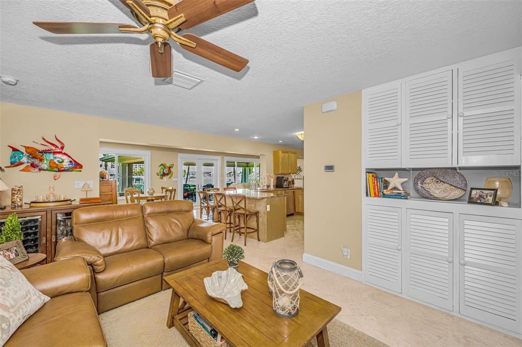 En Venta: $1,795,000 (3 camas, 2 baños, 2421 Pies cuadrados)