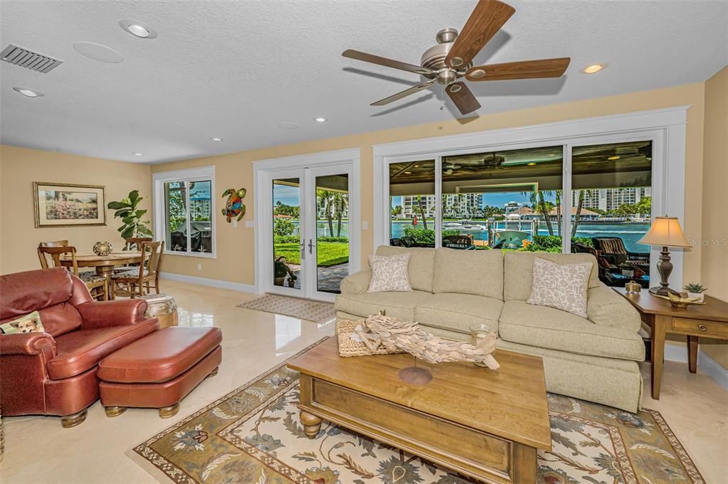 En Venta: $1,795,000 (3 camas, 2 baños, 2421 Pies cuadrados)