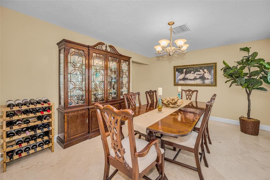 En Venta: $1,795,000 (3 camas, 2 baños, 2421 Pies cuadrados)
