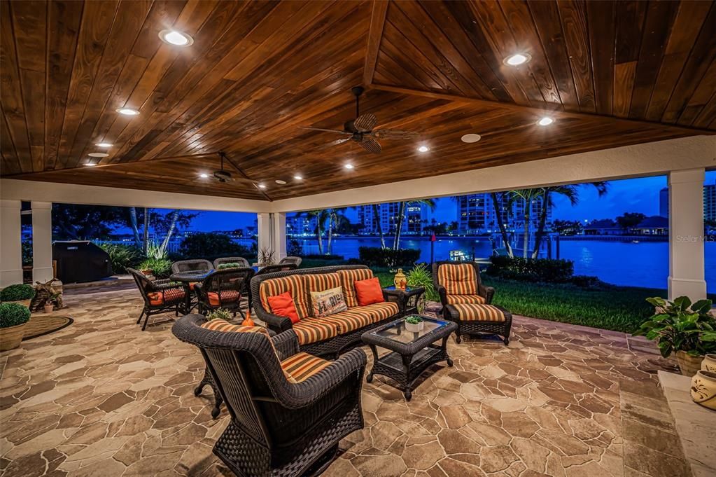 En Venta: $1,795,000 (3 camas, 2 baños, 2421 Pies cuadrados)