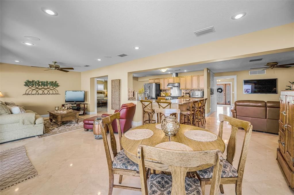 En Venta: $1,795,000 (3 camas, 2 baños, 2421 Pies cuadrados)
