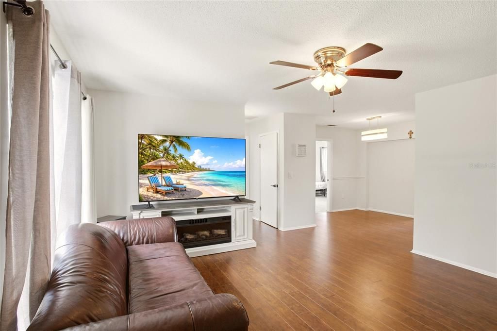 For Sale: $230,000 (2 beds, 2 baths, 863 Square Feet)