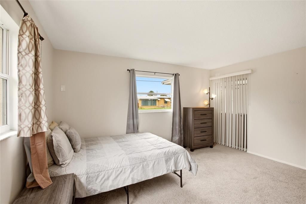 For Sale: $230,000 (2 beds, 2 baths, 863 Square Feet)