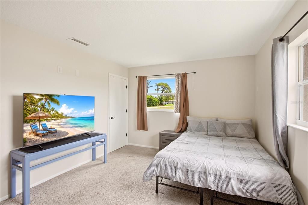 For Sale: $230,000 (2 beds, 2 baths, 863 Square Feet)