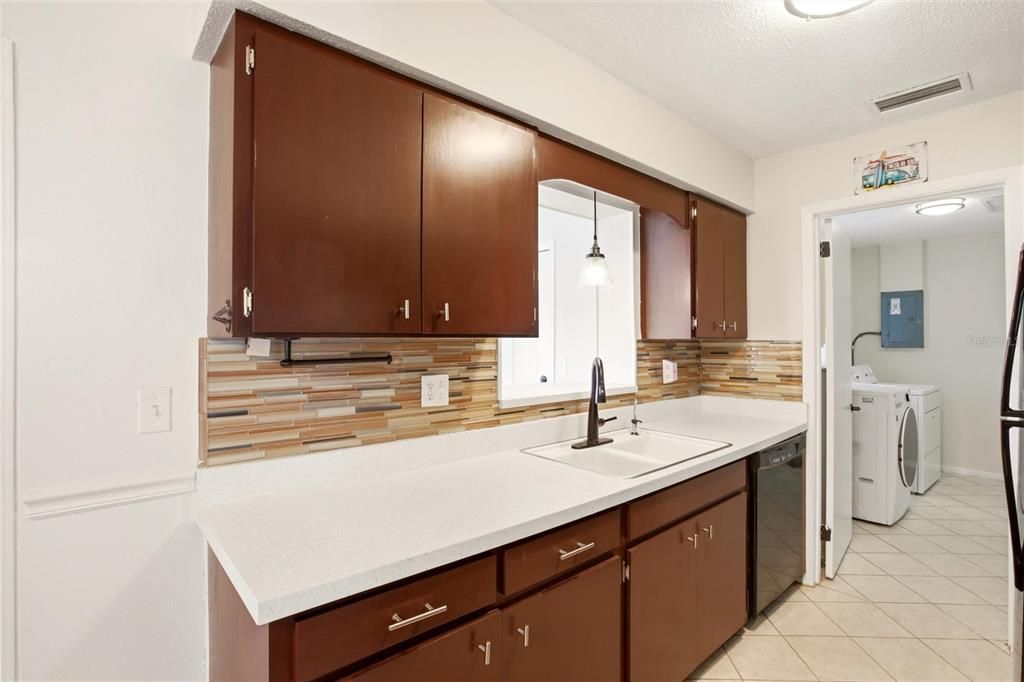 For Sale: $230,000 (2 beds, 2 baths, 863 Square Feet)