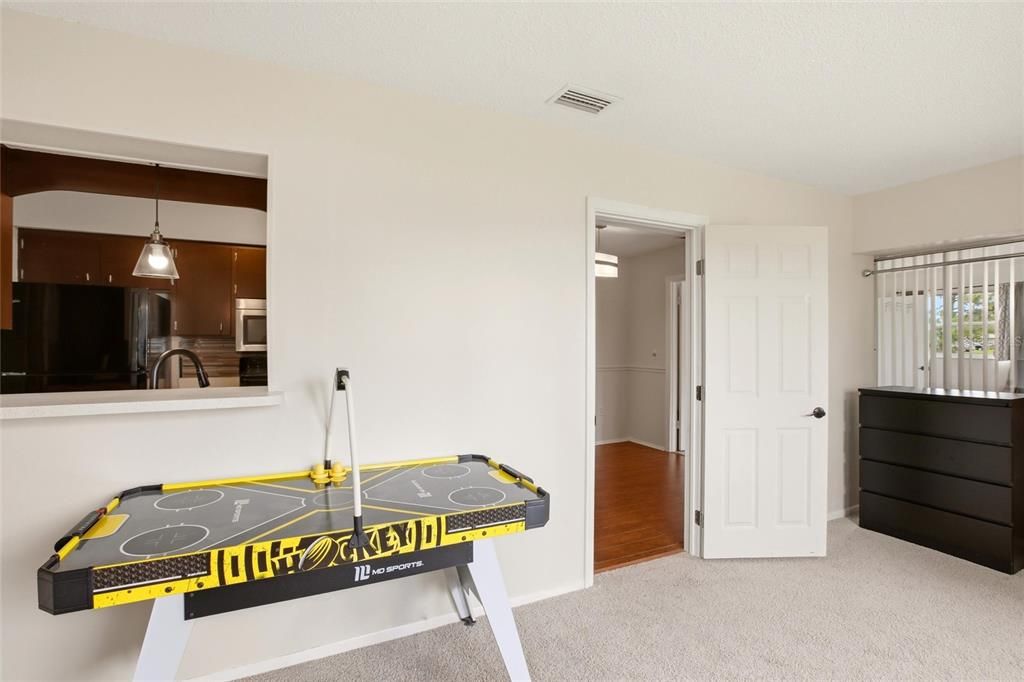 For Sale: $230,000 (2 beds, 2 baths, 863 Square Feet)