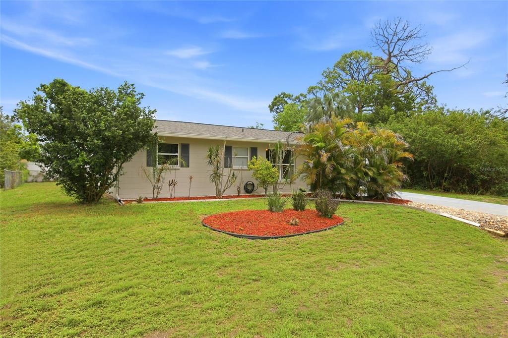 For Sale: $230,000 (2 beds, 2 baths, 863 Square Feet)