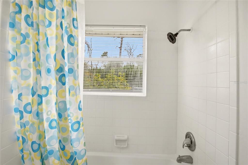 For Sale: $230,000 (2 beds, 2 baths, 863 Square Feet)