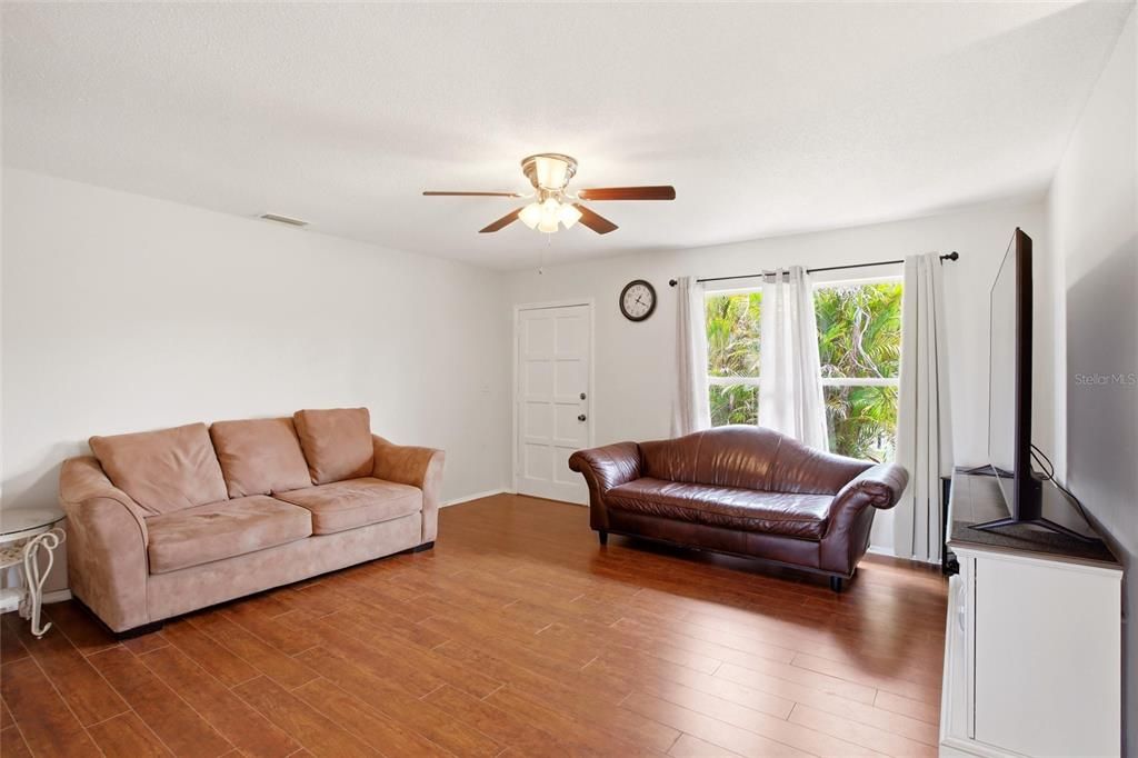 For Sale: $230,000 (2 beds, 2 baths, 863 Square Feet)