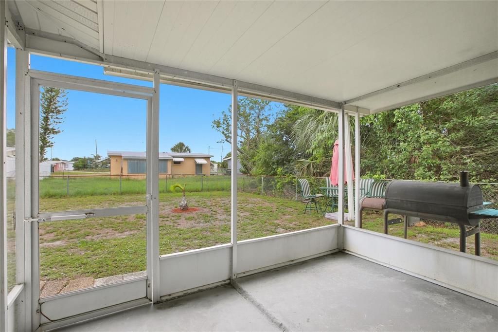 For Sale: $230,000 (2 beds, 2 baths, 863 Square Feet)