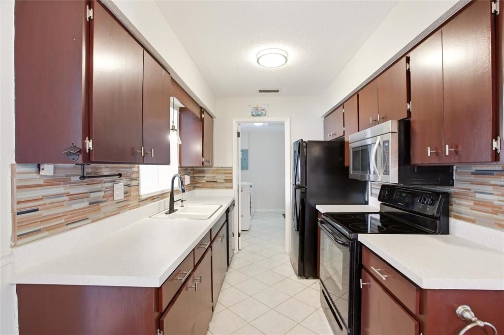 For Sale: $230,000 (2 beds, 2 baths, 863 Square Feet)