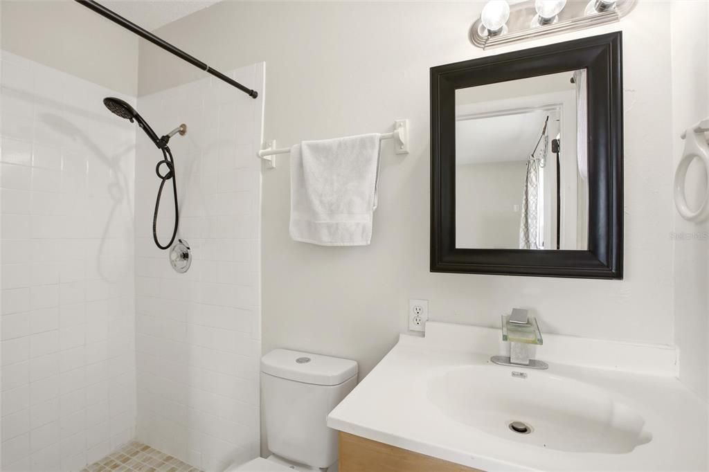 For Sale: $230,000 (2 beds, 2 baths, 863 Square Feet)