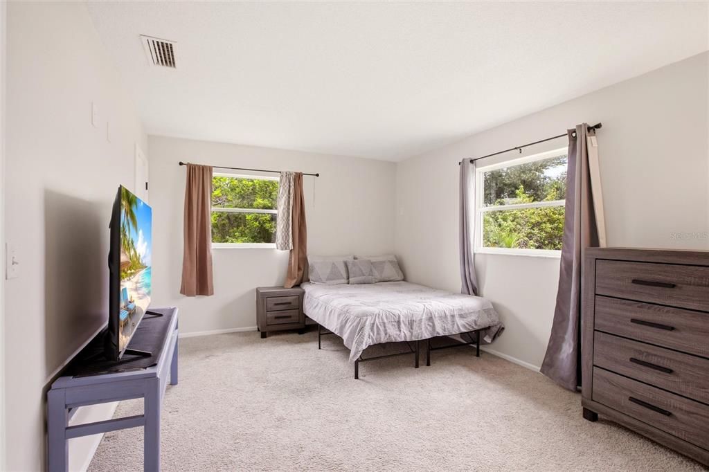 For Sale: $230,000 (2 beds, 2 baths, 863 Square Feet)