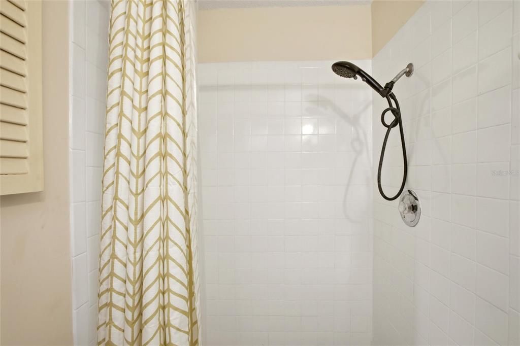 For Sale: $230,000 (2 beds, 2 baths, 863 Square Feet)