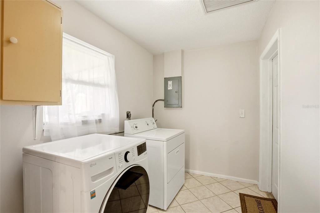 For Sale: $230,000 (2 beds, 2 baths, 863 Square Feet)