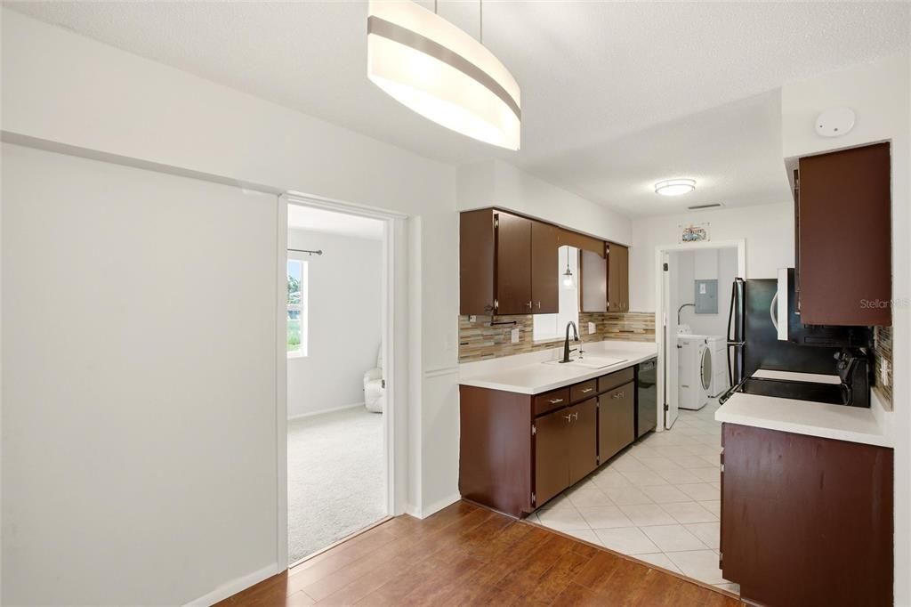 For Sale: $230,000 (2 beds, 2 baths, 863 Square Feet)