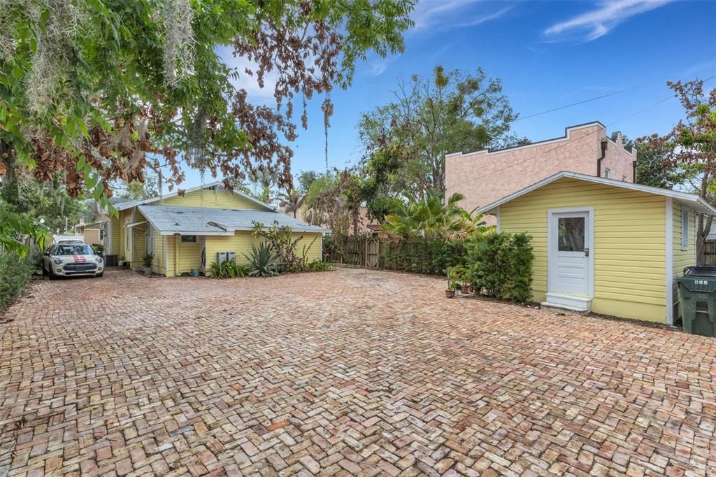 For Sale: $435,000 (4 beds, 0 baths, 882 Square Feet)