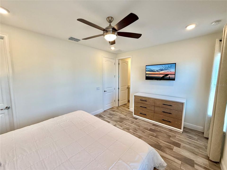 En Venta: $393,000 (3 camas, 3 baños, 1550 Pies cuadrados)