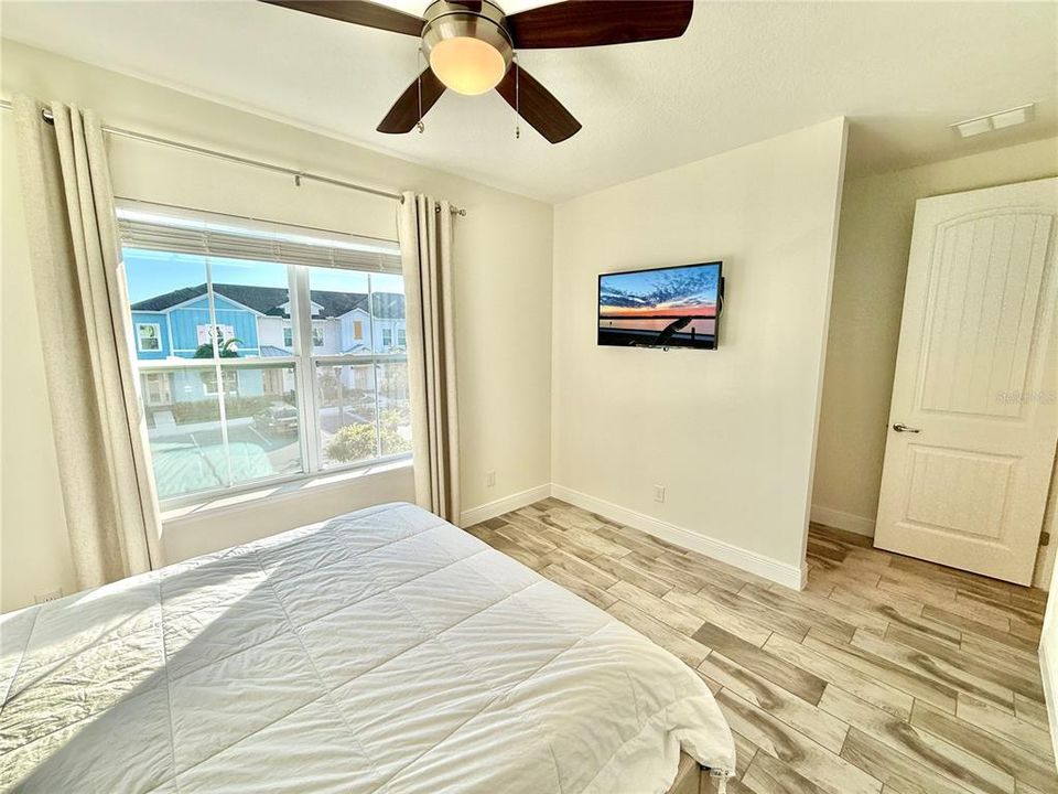 En Venta: $393,000 (3 camas, 3 baños, 1550 Pies cuadrados)