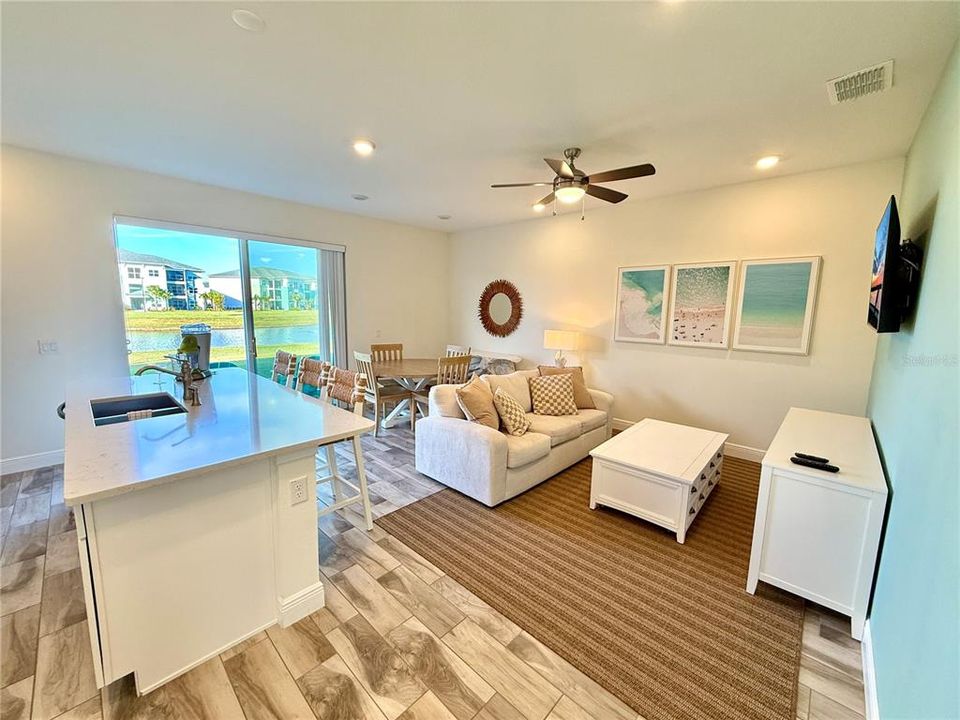 En Venta: $393,000 (3 camas, 3 baños, 1550 Pies cuadrados)