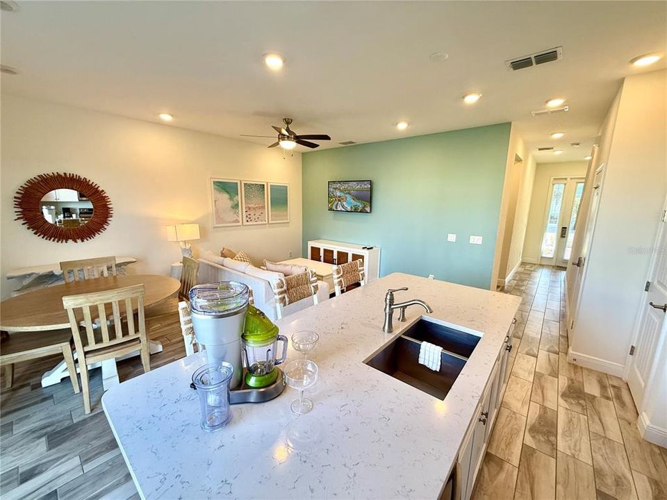 En Venta: $393,000 (3 camas, 3 baños, 1550 Pies cuadrados)