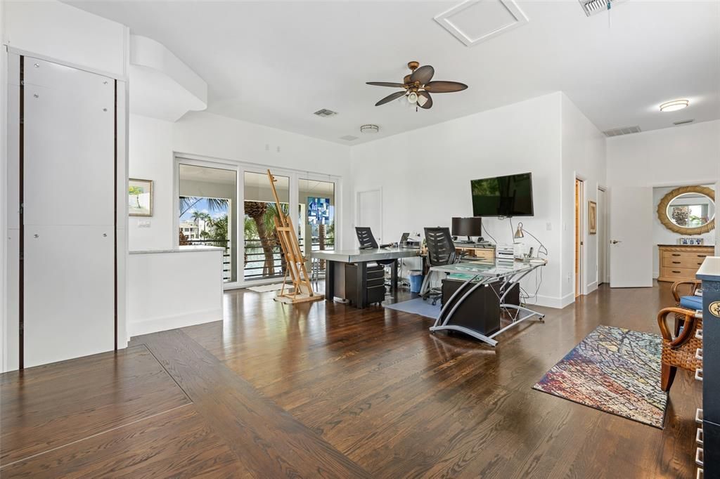 For Sale: $3,499,000 (5 beds, 4 baths, 4636 Square Feet)