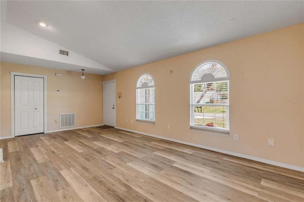 Active With Contract: $315,000 (3 beds, 2 baths, 1412 Square Feet)