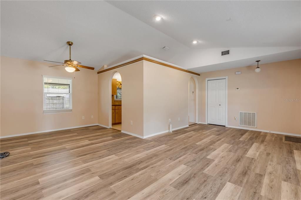 Active With Contract: $315,000 (3 beds, 2 baths, 1412 Square Feet)
