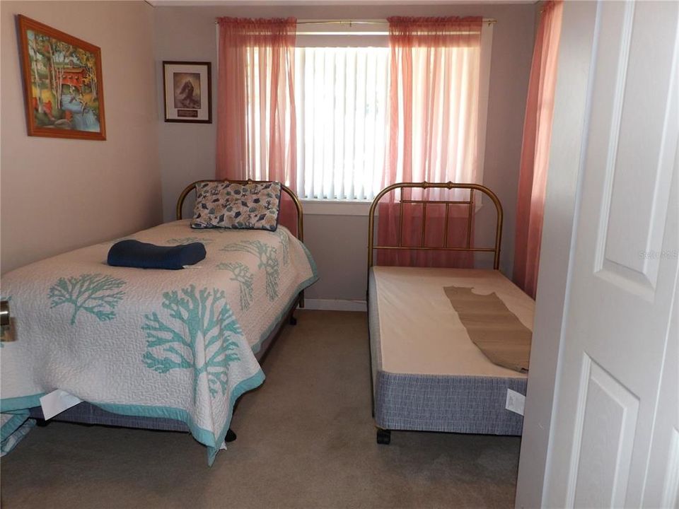 For Sale: $195,000 (3 beds, 1 baths, 816 Square Feet)