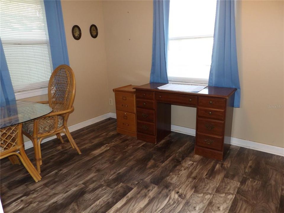 For Sale: $195,000 (3 beds, 1 baths, 816 Square Feet)